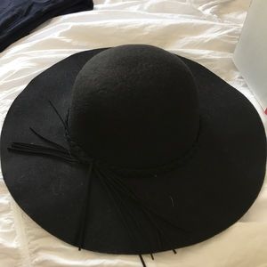 Cute summer hat. Never actually worn